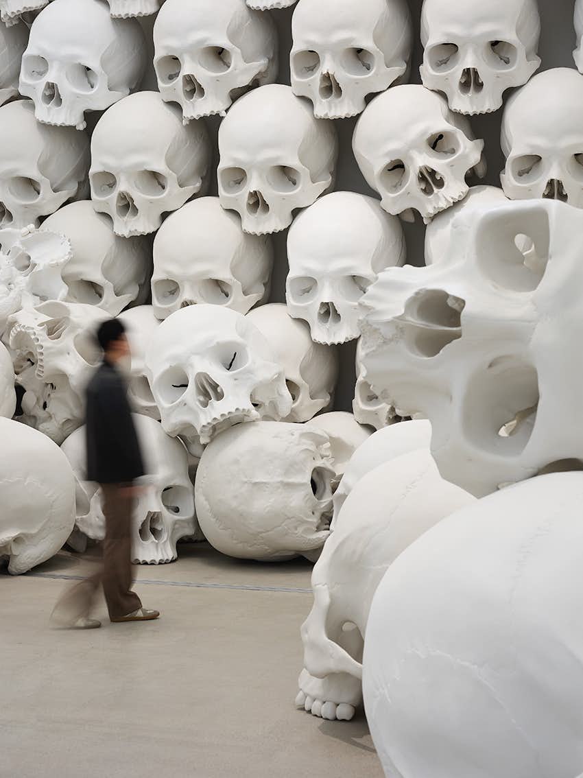 森美術館で「ロン・ミュエク」展が来春開催。巨大な頭蓋骨の彫刻100点
