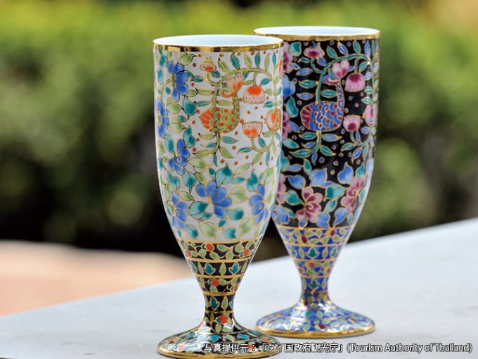 国賓級のお土産。タイ王室御用達の陶磁器として生まれたベンジャロン