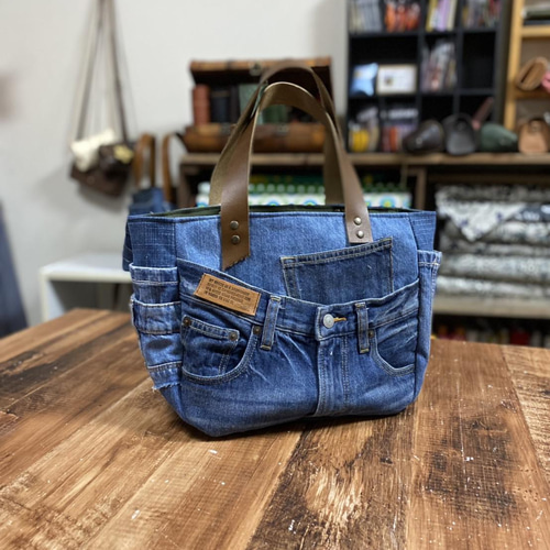 デニムと革のトートバッグ：デニムリメイク×本革持ち手ダークブラウン