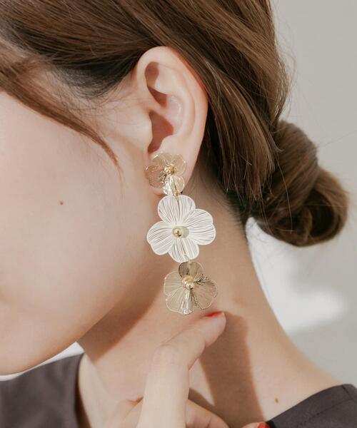 トリプルフラワーイヤリング（イヤリング）｜SMELLY（スメリー）の