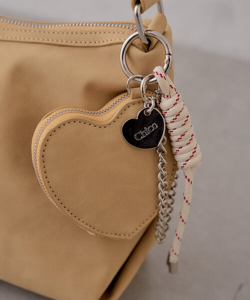 500mlペットボトル収納可】チャーム付きミディアムバッグ（ショルダー