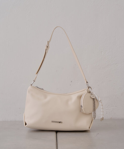 500mlペットボトル収納可】チャーム付きミディアムバッグ（ショルダー