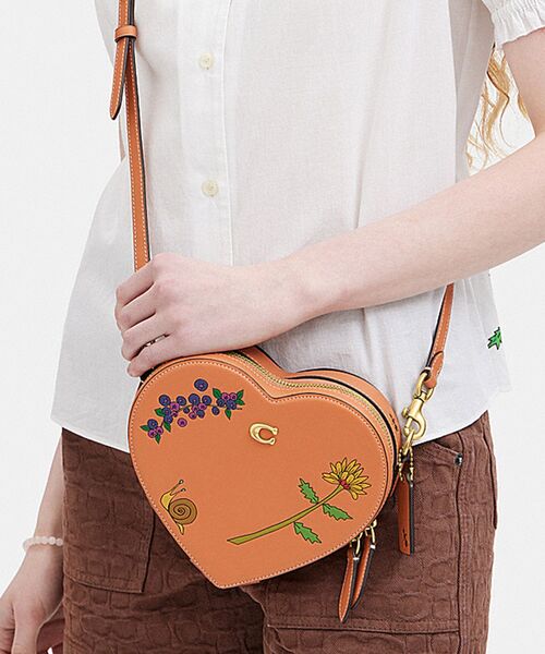 COACH（コーチ）の「【COACH X OBSERVED BY US】ハート クロスボディ
