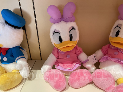 2026】ディズニーで買えるデイジーグッズ34選！ぬいぐるみやキー