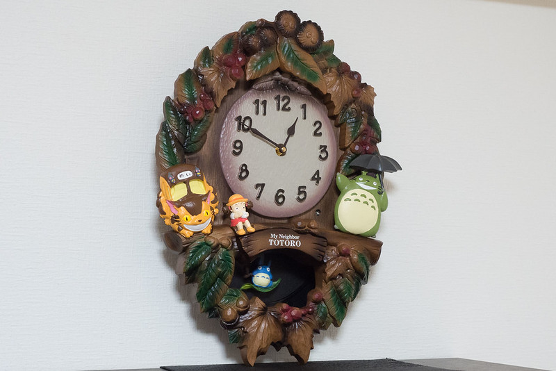 ジブリ好きの子どもに！トトロの振り子掛け時計が時報が流れて楽しいぞ