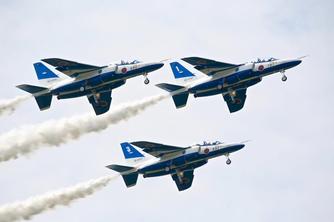 航空自衛隊：『防衛百景』空からエールを送る「ブルーインパルス」の