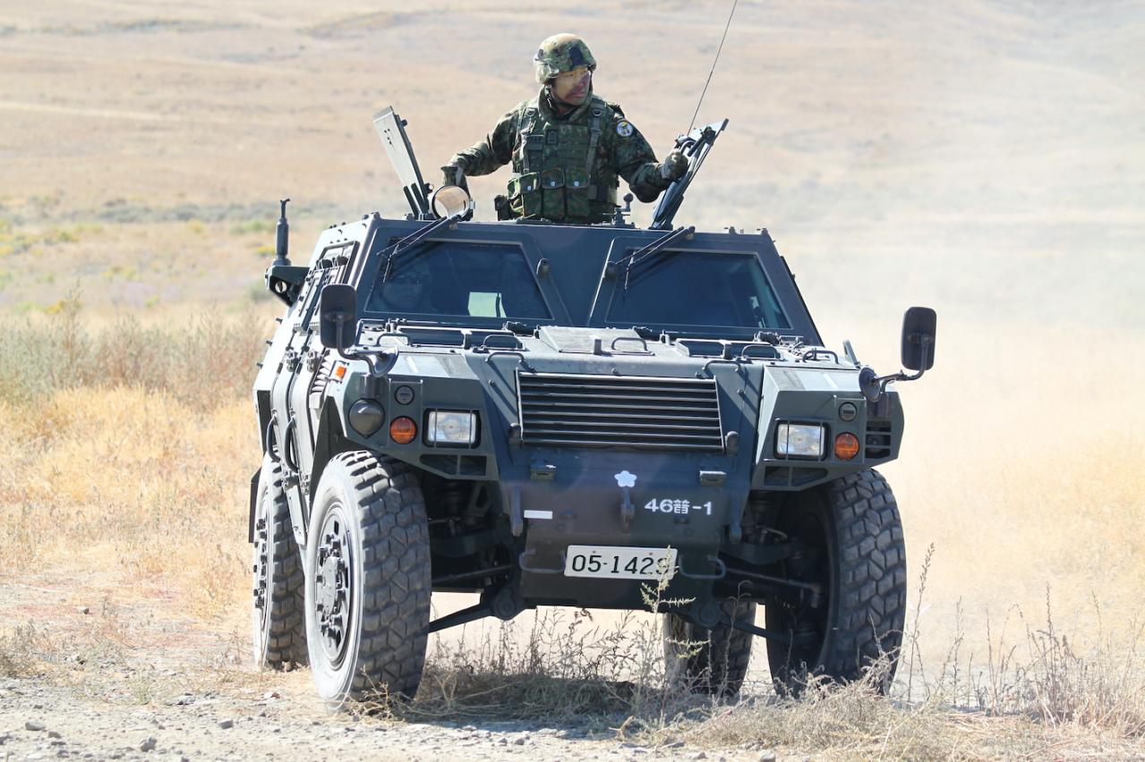 陸上自衛隊：隊員の盾となって走る「軽装甲機動車」、意外な弱点もある