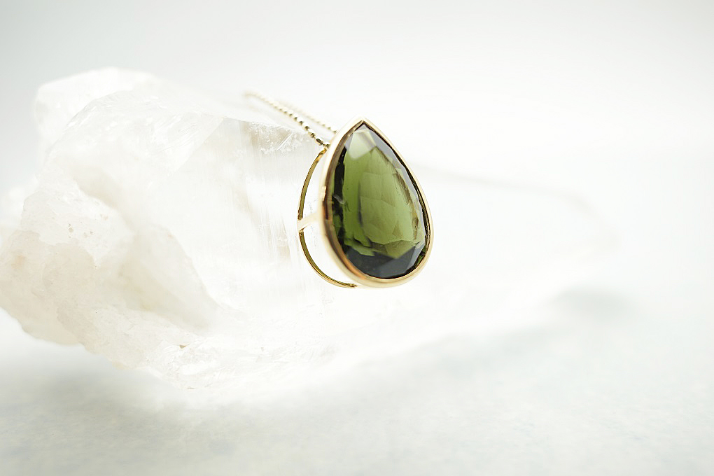 K18ペンダントトップ／ペアシェイプカット約16㎜×12㎜ | モルダバイト