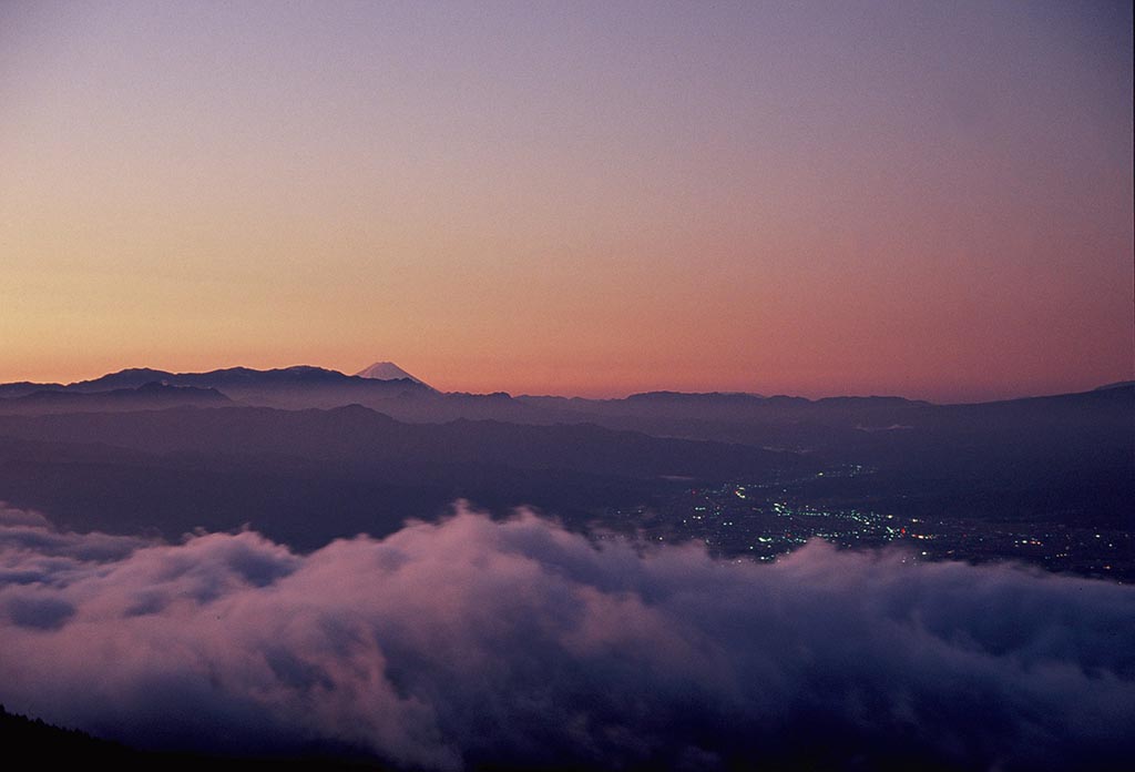 佐久平を覆う大雲海を標高2000mから一望（群馬県 高峰高原）【雲海