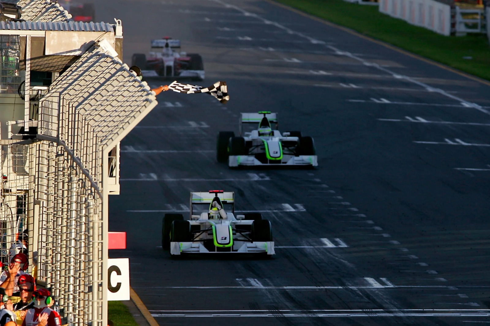 伝説的F1シーズン制したジェンソン・バトン所有のブラウンGP 001が