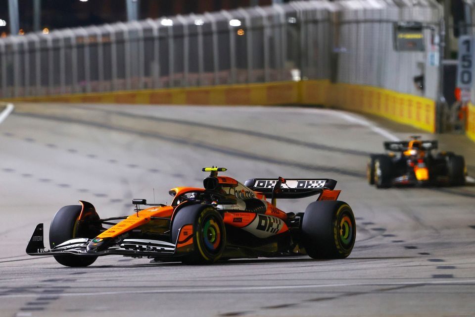 ノリス、“MP4”風マクラーレンで独走優勝！ フェルスタッペン成す術なく