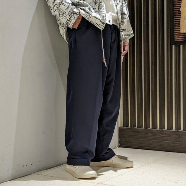 2-pleated trousers expressed in polyester｜BEAMS PLUS（ビームス