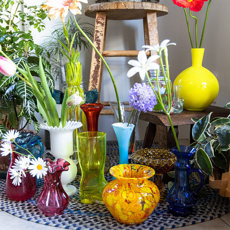 一点物のフラワーベースや様々なモチーフのオブジェなど約300点を一堂