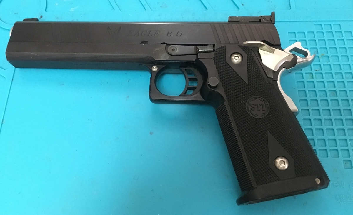 生ガスを吹くKSC STI 2011 Eagle 6.0 リアルメカタイプ（ガスブロ）を