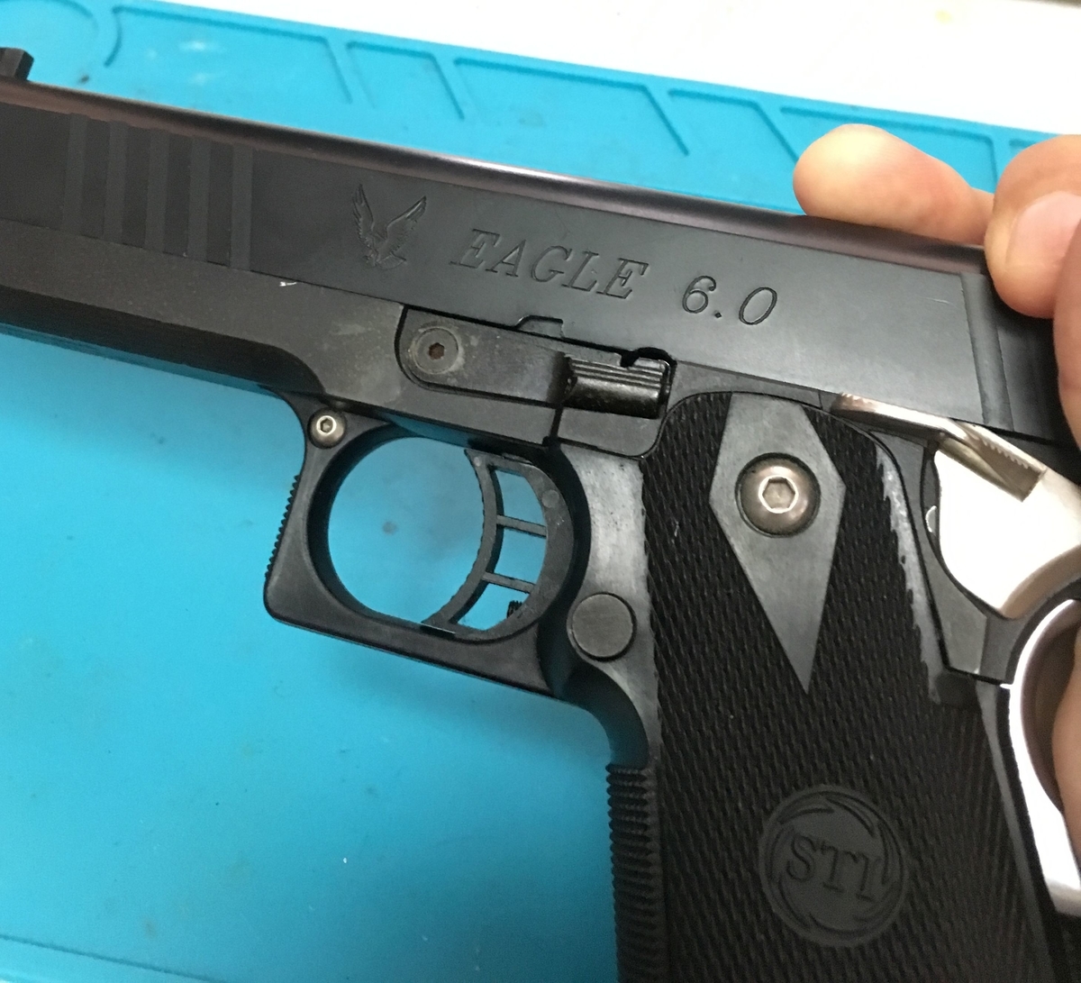 生ガスを吹くKSC STI 2011 Eagle 6.0 リアルメカタイプ（ガスブロ）を