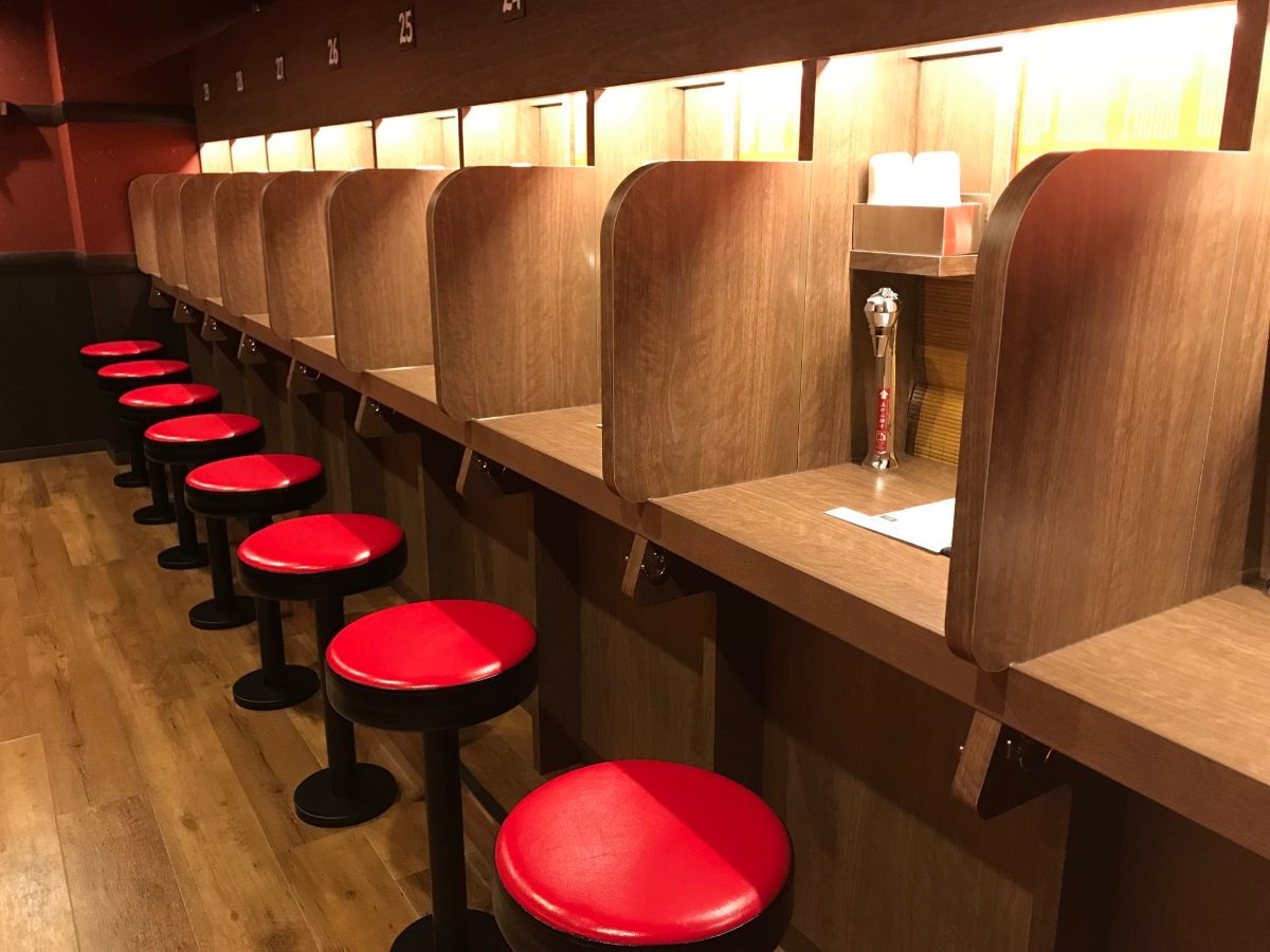 一蘭の「味集中カウンター」はどうやって生まれたのか【最大で28.8m