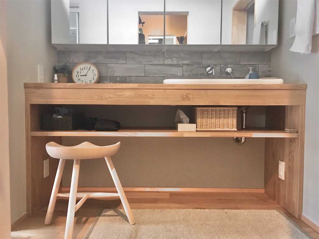 造作洗面台のコスト削減に】IKEAのミラーキャビネットでおしゃれに収納