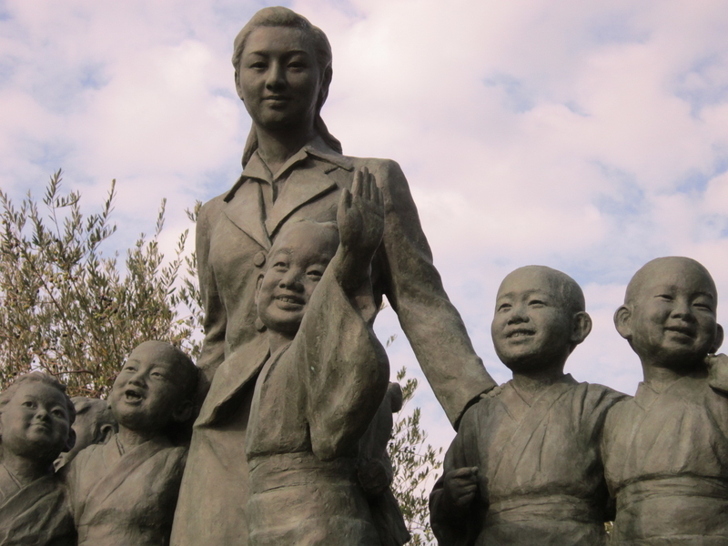 二十四の瞳「平和の群像」小豆島玄関に - 剣持雅舟のブログ
