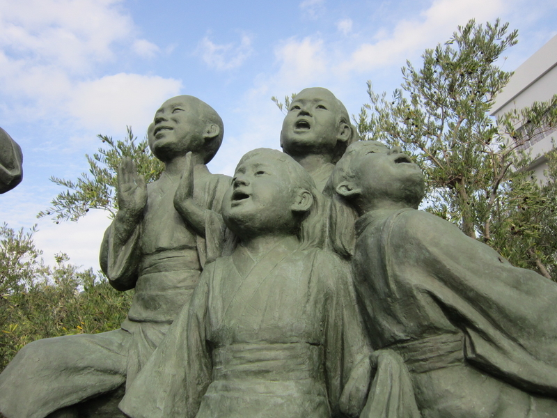 二十四の瞳「平和の群像」小豆島玄関に - 剣持雅舟のブログ