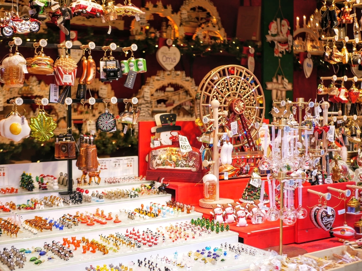 ドイツ・ベルリン】歴史ある教会の前で開催中のクリスマスマーケット