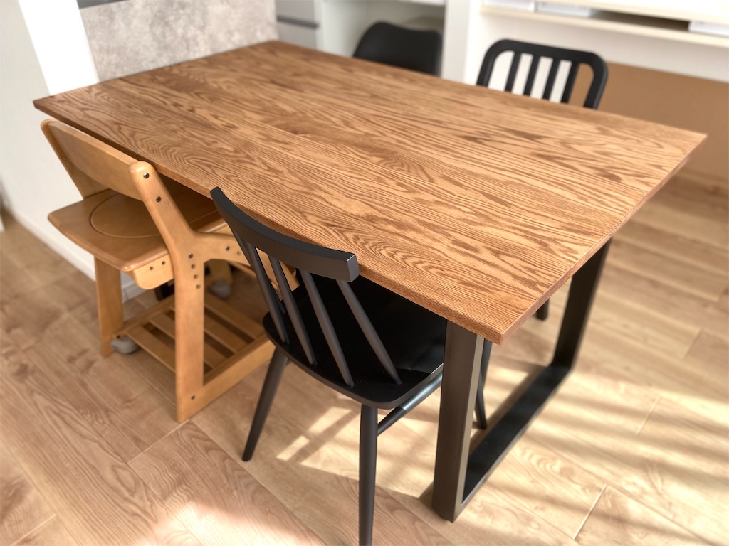 ダイニングテーブルは MOMO NATURAL（モモナチュラル）で購入しました