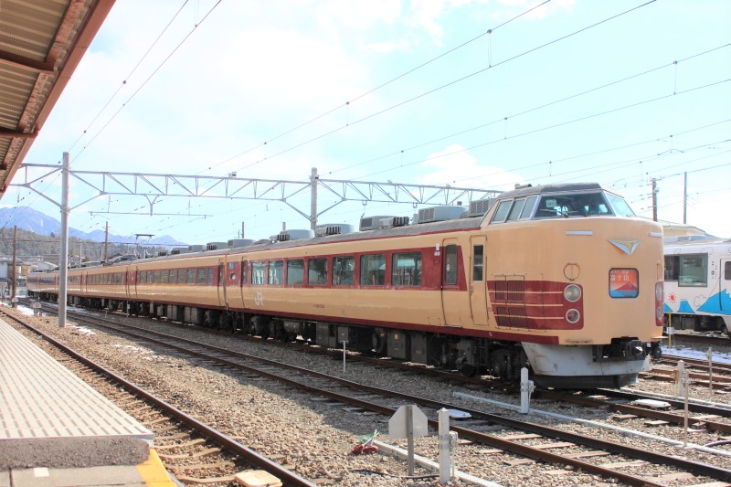 山梨県】なつかしい国鉄特急色の列車で冬の富士急ハイランドへ
