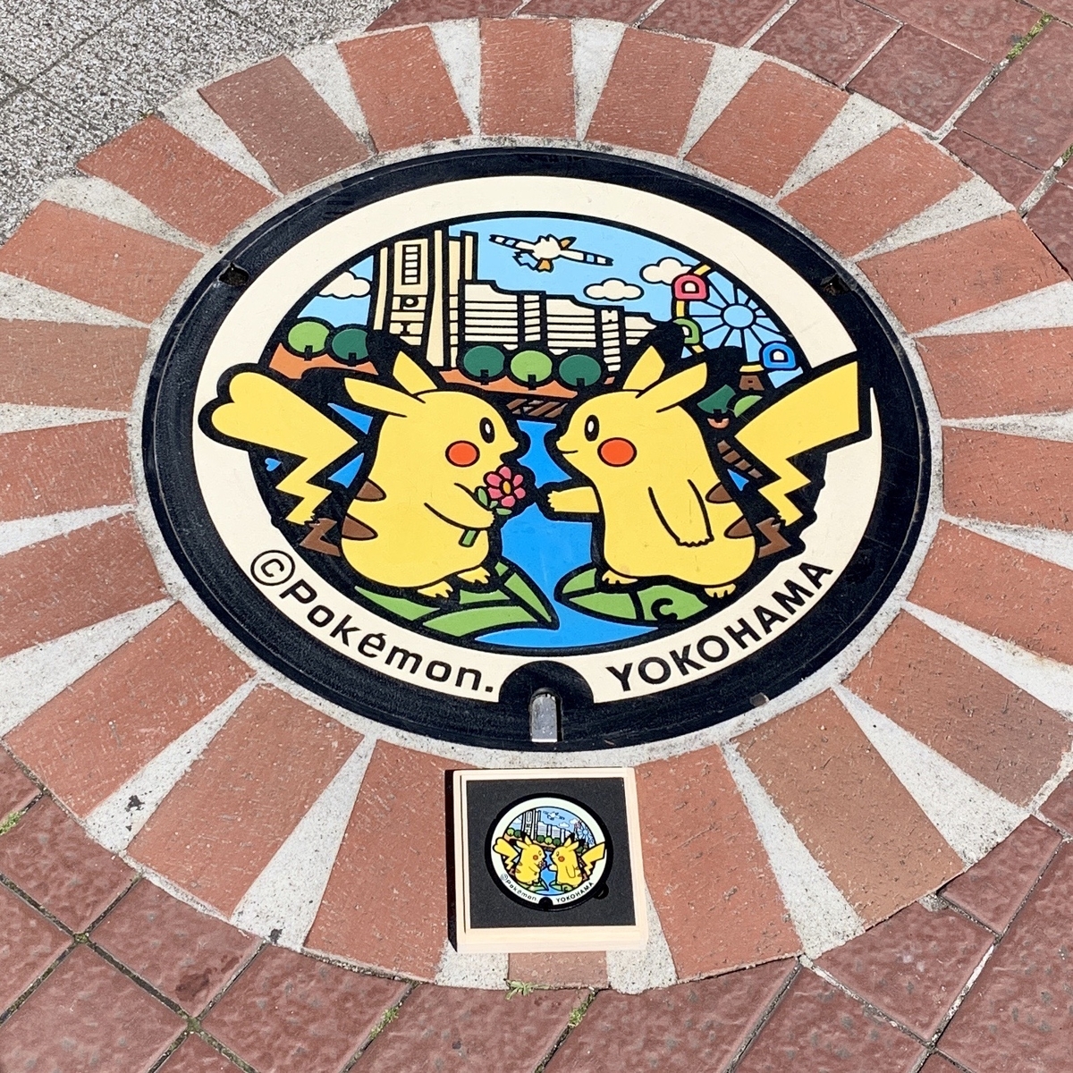 ぽけふた」グッズ発売 金属製小さいマンホール 横浜市 ペアピアチュウ