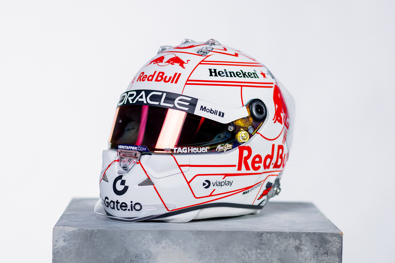 フェルスタッペンがF1日本GP用特別ヘルメットを発表。ホワイトを基調に