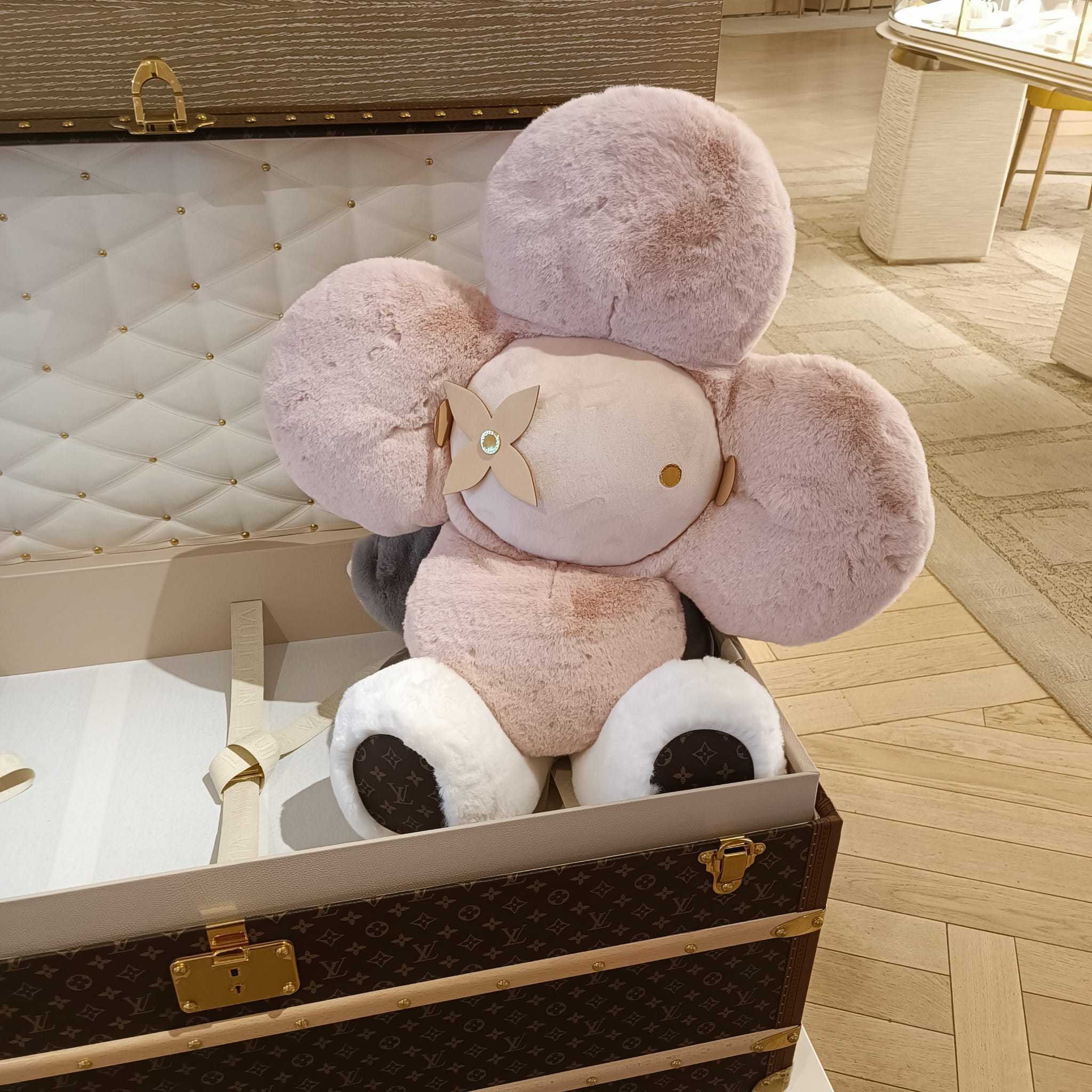 Louis Vuitton《ドゥドゥ・ヴィヴィエンヌ ジャイアント》直営店