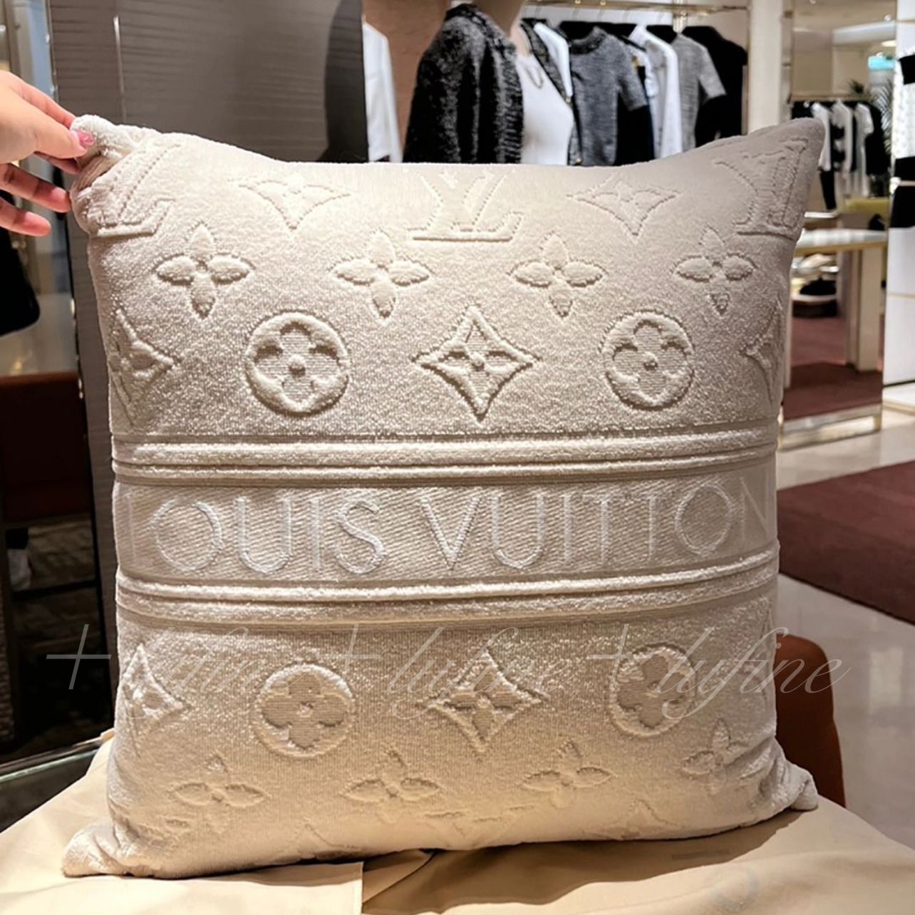 置くだけでお部屋が一気にお洒落♪】ルイヴィトン クッション (Louis