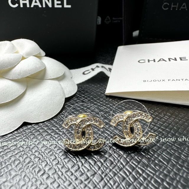 明日着 入手困難 キラキラ♪ クリスタル CCマーク ピアス CHANEL