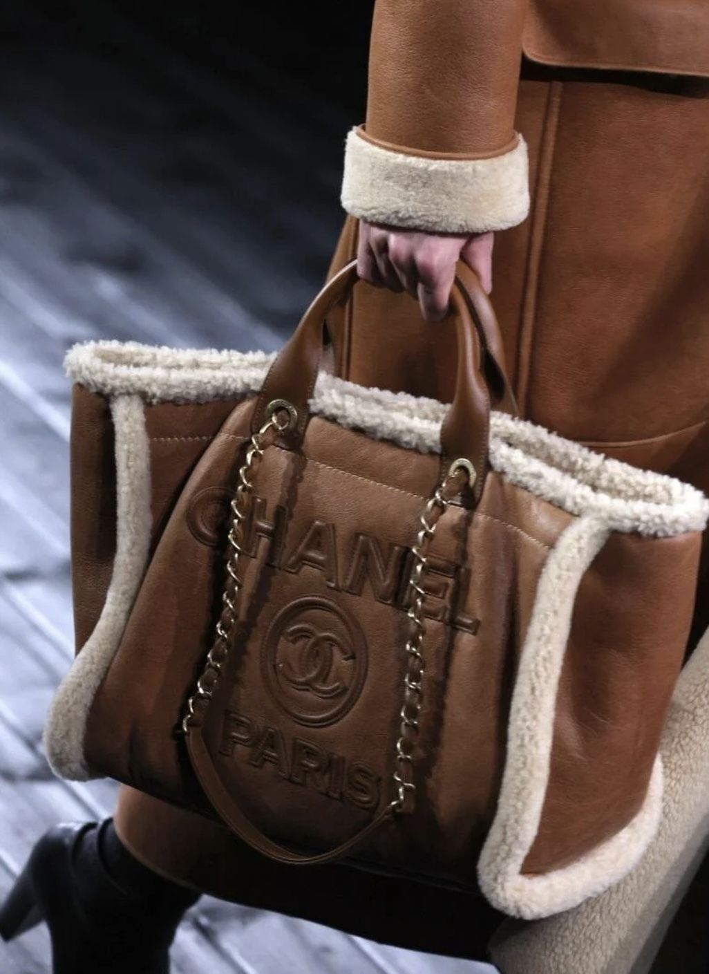 ポーチがボアで可愛い 冬バックCHANEL ラージショッピングバック