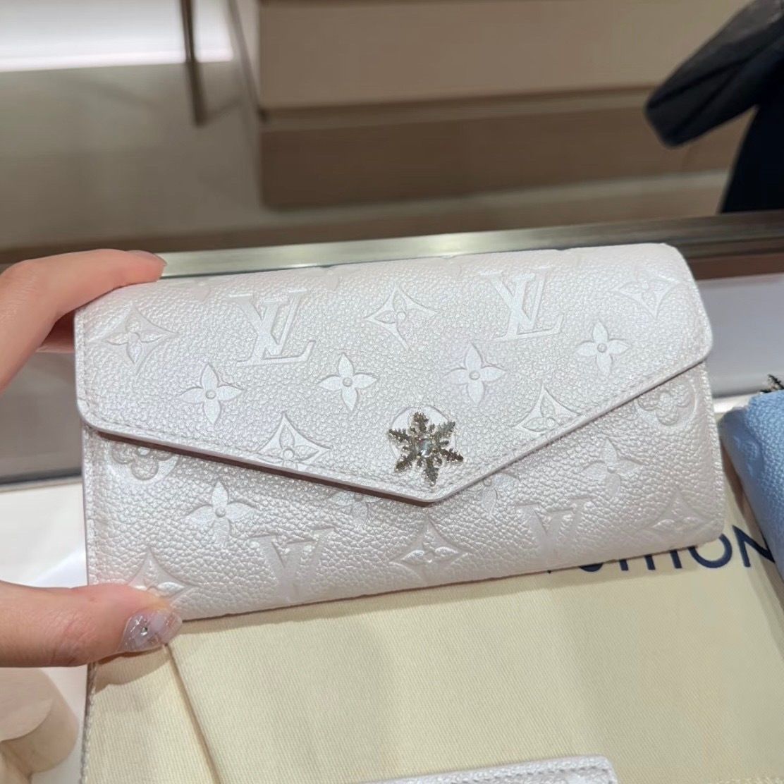 ルイヴィトン】ポルトフォイユ・サラ 長財布 雪の結晶 (Louis Vuitton