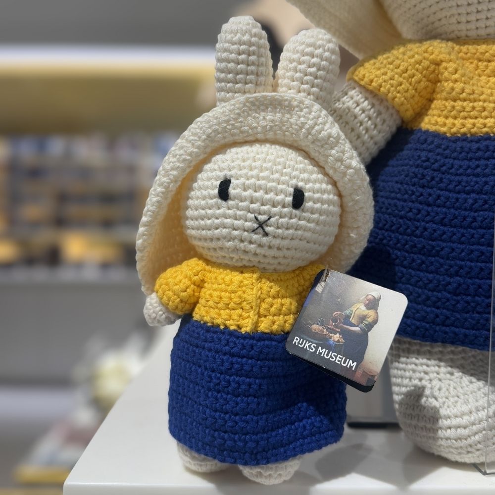 アムステルダム国立美術館 牛乳を注ぐミッフィーあみぐるみM (miffy