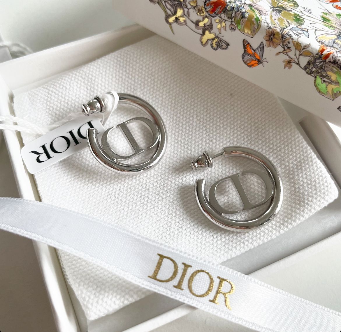 ギフトにも♪【Dior】《30 MONTAIGNE》CDロゴ フープピアス (Dior