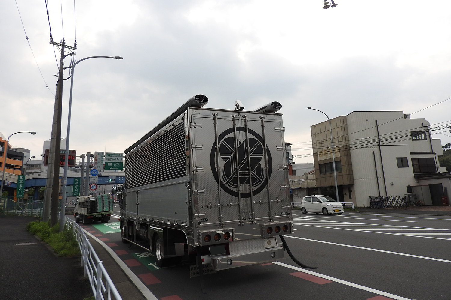 デコトラが荷台の上に搭載するパーツ「バスロケット」とは？ 謎パーツ