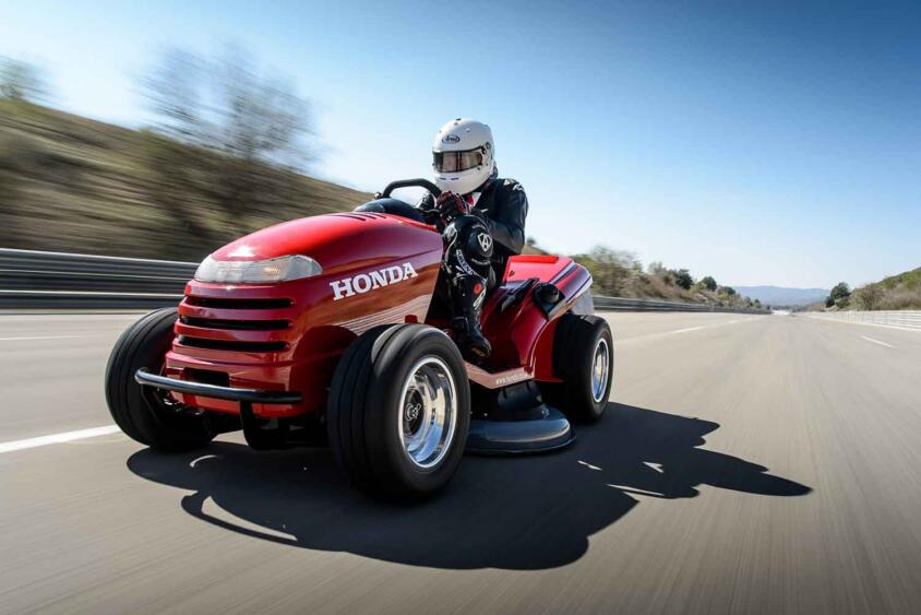 時速200km/h超で芝を刈るホンダの芝刈り機はスポーツカーを軽々と超え