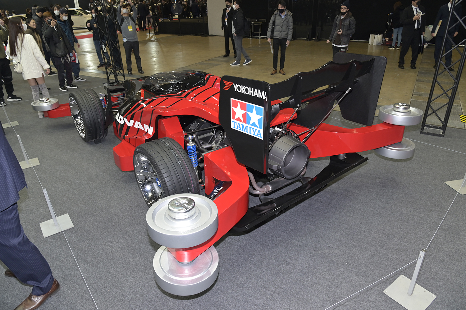 ヨコハマのブースでまさかの1／1サイズのミニ四駆に遭遇！ アドバン