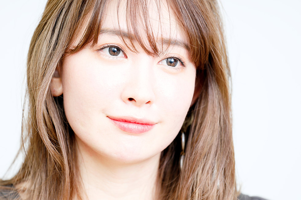 1分で完売 元AKB48小嶋陽菜が作る「D2Cブランド」人気の秘密：日経