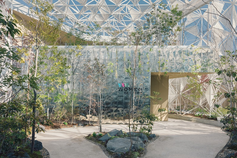 万博「ウーマンズ パビリオン」の白い膜ファサード、ドバイ万博日本館