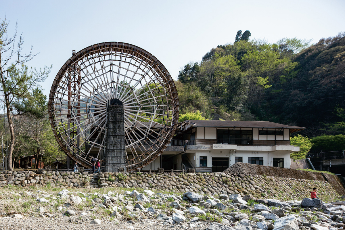 スギ材の新旧共演で大水車復活 | 日経クロステック（xTECH）