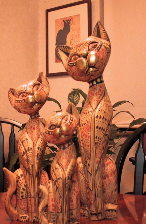 バリ島ウブドで出会った木彫り猫の親子・・』バリ島(インドネシア)の