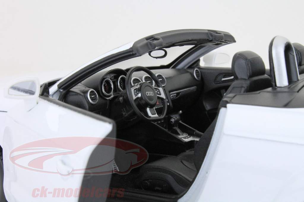 Welly 1:18 アウディTTロードスター腕ずくコンバーチブルホワイト