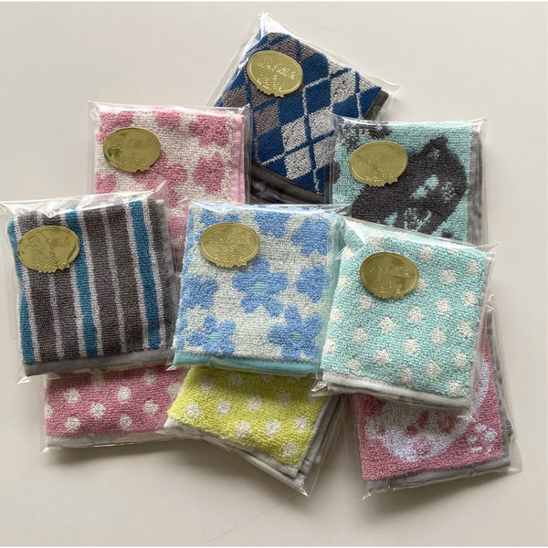 日繊商工 ゴールドのシール付タオルハンカチ(小)/カジュアルデザイン