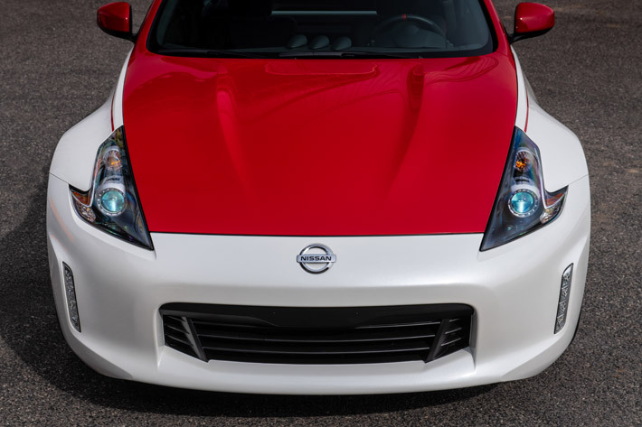 日産「フェアレディZ」50周年記念モデルを発表｜大胆な赤×白ツートン