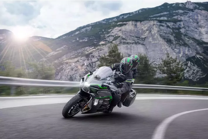 カワサキのフラッグシップツアラー「Ninja H2 SX SE」が新しいカラー