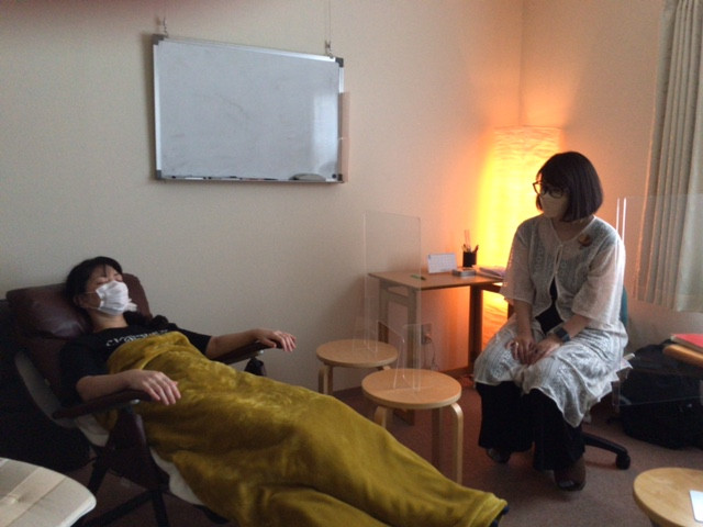 ★\"癒しと変容の鍵、ヒプノセラピストの旅が始まる\"催眠療法士 ヒプノ 養成講座★ ヒプノセラピー［催眠療法］: 精神をリラックスさせて、ストレスを解消