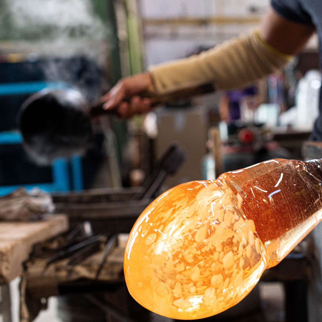 ムラーノ：ガラス工場見学と実演体験 | GetYourGuide