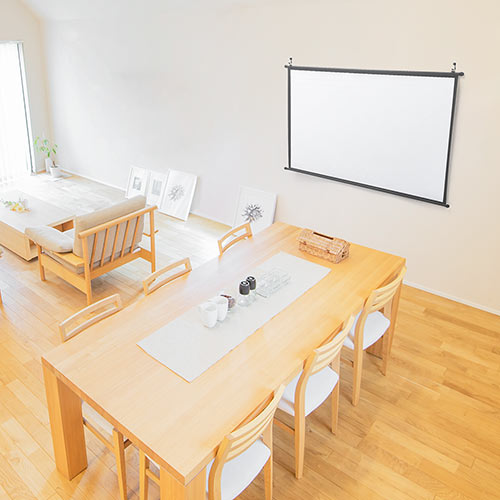 80インチ 壁掛けスクリーン／16:9／穴あけ不要で賃貸でも設置簡単