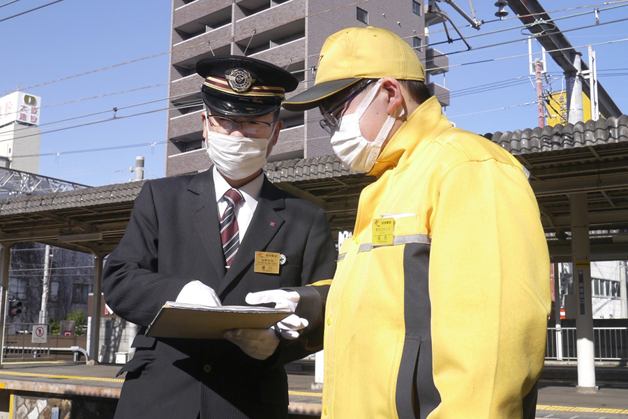駅のホームで人が多い時に車両の扉をおさえてくれる黄色い服の人